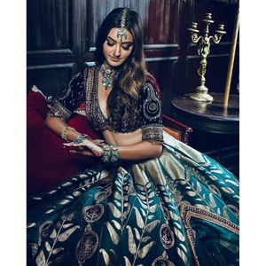 Magnifique Lehenga Choli en soie avec broderies pour les occasions spéciales - Product Image 1