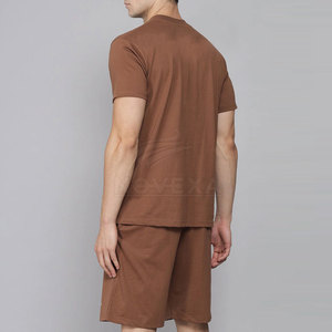 Conjunto de camiseta y pantalones cortos para hombre de calidad premium, ajuste cómodo con tela suave para uso diario. - Product Image 3