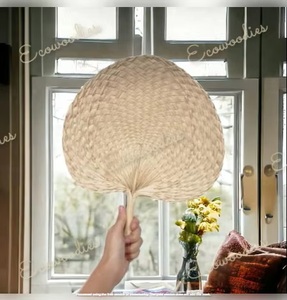 Abanico Artesanal de Bambú Natural Ecowoodies con Diseño de Hoja de Palma Tallada, Decoración de Verano Ecológica para el Hogar - Product Image 4