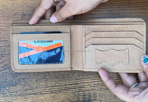 Fourniture d'usine Personnaliser la conception Portefeuille court à deux volets en cuir de vachette Portefeuille porte-cartes en cuir véritable avec fenêtre d'identification - Product Image 4