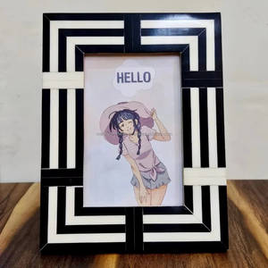 Cadre photo moderne en bois rayé noir et blanc pour décoration de la maison pour table basse, table de chevet et décoration de salon - Product Image 1