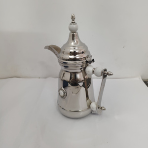 กาหม้อกาแฟอาหรับเคลือบเงาสีเงิน KAMRAN - ดีไซน์ลวดลายประดับตกแต่งอย่างงดงาม ฝาปิดและด้ามจับลายหินอ่อนสีขาว สำหรับตกแต่งบ้าน - Product Image 5