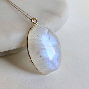 Natural <b>Rainbow</b> Moonstone Oval Shape Gold Pendant 29x39mm Fine Gemstone Necklace Pendant For Women Elegant Jewelry Making Bulk - Product Image 4