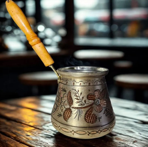 หม้อกาแฟตุรกีทองคำสลักลายพร้อมด้ามจับไม้ จำหน่ายในราคาขายส่งถูกจากโรงงานโดยตรง สำหรับชงและเทกาแฟ - Product Image 1