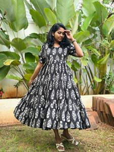 Vestido Maxi de Algodón Suave para Celebraciones, Elegante Vestido Maxi de Algodón con Vuelo, Vestido Festivo de Algodón, Perfecto para Reuniones Familiares - Product Image 1