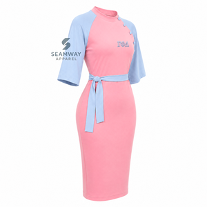 Robe moulante mi-longue Gamma Phi Delta pour femme, rose et bleue, à blocs de couleur contrastés, avec manches cape, détails boutonnés et ceinture à nouer à la taille - Product Image 2