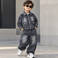 Ensemble 2 pièces hip-hop pour garçons : T-shirt noir et pantalon cargo en jean, style joggers avec logo frontal, tenue décontractée pour l'extérieur