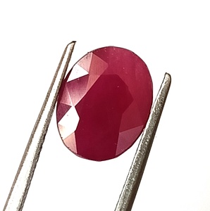 Pierre précieuse naturelle en rubis africain de 4,0 carats, taille ovale, facettée, non montée - Product Image 5