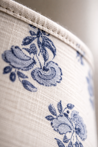 Abat-jour plissé imprimé à la main pour éclairage décoratif intérieur, motif floral bleu côtier, moyen, 4 po (haut) x 6 po (bas) x 5 po (profondeur) - Product Image 3