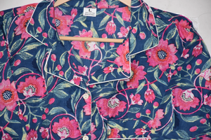 Ensemble de pyjama en coton tissé pour femmes, élégant et raffiné, imprimé à la main, manches courtes, col à revers, haut boutonné et short - Product Image 2