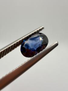 Zafiro azul natural vivo, corte ovalado, piedra preciosa suelta de 1.65 quilates, 7.5x5.5x4 mm, de Ceilán, Sri Lanka, para la fabricación de joyas por Zehra Gems. - Product Image 1