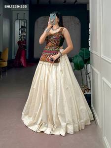Ropa para festivales: Lehenga blanco de algodón Cora con diseño sólido y ampliamente vuelto, blusa estilo corsé con bordado estilo Kutchhi. Exportador indio. - Product Image 5