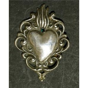 Décoration Murale Vintage en Métal Cœur Sacré, Exquise Ornementation Gaufrée Ex Voto Cœur Flammant, Idéale pour Décoration Bohème - Product Image 1