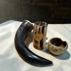 Corne à boire viking de qualité supérieure avec bordure en laiton et support en bois, tasse à bière médiévale artisanale à prix avantageux - Product Image 1