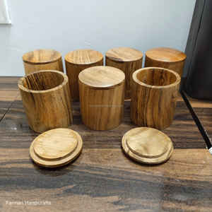 Ensemble de gobelets à dés en bois d'acacia de luxe avec deux dés en os, accessoire de jeu fait main au meilleur prix - Product Image 4