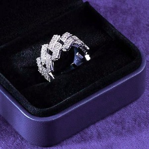 Anillo de Moissanita de Diseño Único, Estilo Hiphop, Joyería Duradera y Moderna para Bodas, Fiestas y Regalos, Disponible a un Precio Competitivo - Product Image 1
