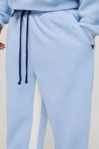 Pantalon de survêtement en coton bleu clair pour homme avec bande latérale et cordon de serrage à la taille, idéal pour l'automne, avec votre logo sur la jambe droite - Product Image 5