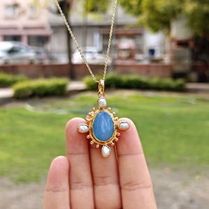 จี้เพชรพลอยดีไซน์เนอร์ บลูคาลซีโดนี ประดับมุกน้ำจืด ดีไซน์ลูกปัด พร้อมสร้อยคอชุบทอง 18k - Product Image 2