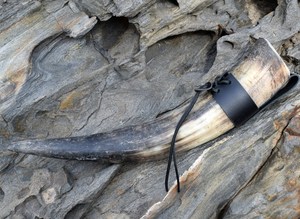 Cuerno para Beber Vikingo Medieval Hecho a Mano, Cuerno de Búfalo Natural con Funda de Cuero Adorable, Hecho a Mano en India - Product Image 3