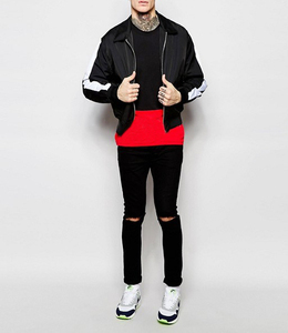 เสื้อยืดคอกลมแขนสั้นทรงเข้ารูปสีดำแดงสำหรับผู้ชาย ดีไซน์เรียบง่ายแบบถัก แต่งขอบตัดสี - Product Image 3