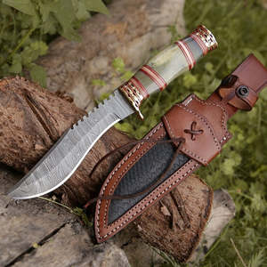 Cuchillo de caza UA Supplies personalizado hecho a mano de acero de Damasco con hoja fija de punta caída, mango de latón y hueso, espina dentada y funda de cuero marrón - Product Image 1