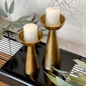 Ensemble de porte-bougies élégants en métal doré, avec un design facetté et une forme de piédestal moderne, parfait pour une décoration sophistiquée - Product Image 3