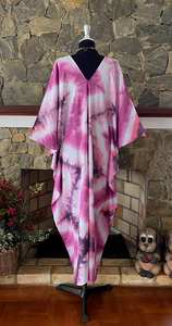 Robe caftan en rayonne tie-dye shibori violet bohème, grande taille, coupe décontractée et fluide, tenue artistique pour femme - Product Image 3
