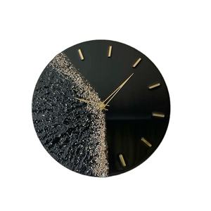 Horloge murale en résine noire, style abstrait, accents dorés et blancs, moderne, ronde, artistique, design, décorative, pour la maison ou le bureau - Product Image 1