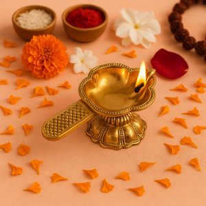 Lámpara de aceite Arthi de latón con diseño floral, hecha a mano, para decoración tradicional de Pooja - Product Image 1