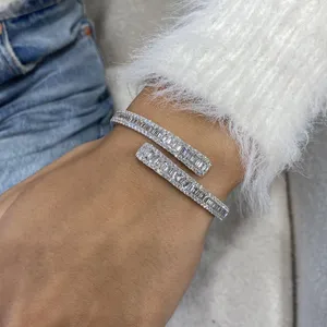 กำไลข้อมือทองคำขาว 14K ประดับมรกต 6.7 กะรัต เพชรทรงกลมสังเคราะห์ F/VS - Product Image 2