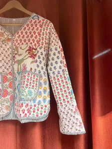 Chaqueta de Mujer Hecha a Mano en India, de Algodón Tejido, Acolchada, Reversible, con Estampado Animal, Manga Tres Cuartos, Cierre de Pullover, Estilo Blazer - Product Image 3