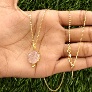 Collar minimalista con dijes de turquesa, cuarzo rosa, ónix negro, piedras preciosas redondas y colgante de flor tallada en oro de 18k. - Product Image 4