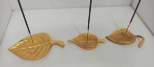 Brûleur d'encens en métal artisanal, support élégant pour la décoration du salon et du temple - Product Image 5