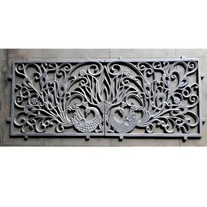 Panel de Escalera Exterior de Hierro Tradicional con Diseño Floral, Rejilla Ornamental de Acero Duradero, Acento de Arquitectura Moderna - Product Image 1