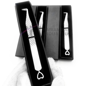 Pince à épiler RMI 90 degrés avec pointe en diamant / design en forme de cœur, emballage en boîte noire - Product Image 1