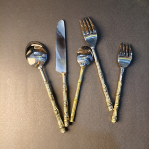 Exclusivo Juego de Cubiertos de 5 Piezas Inspirado en el Bambú con Mangos de Latón Dorado Texturizado y Cabezas de Cubiertos Plateadas Pulidas para Accesorios del Hogar - Product Image 5