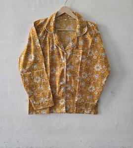 Exquisito Conjunto de Pijama de Algodón con Estampado Floral en Amarillo Mostaza, Camisa con Botones y Cuello con Muescas, y Pantalones de Pierna Recta - Product Image 2