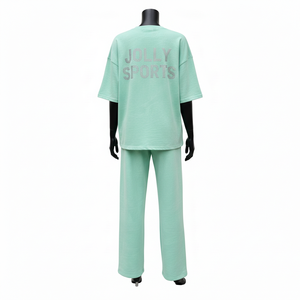 Ensemble t-shirt et pantalon en molleton doux 230 GSM pour femme, vert menthe, avec logo personnalisé en transfert thermique et strass. - Product Image 2