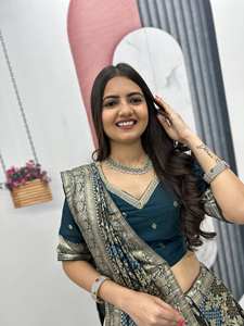 Creation está lanzando una colección especial de moda para bodas: tela para blusas tipo lengha y saree, seda jacquard de 1.5 m, con un elegante trabajo de bordado con cuentas. - Product Image 3