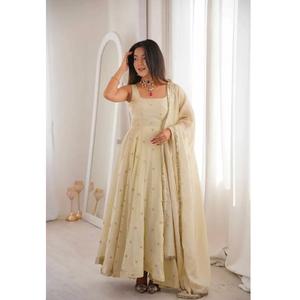 Presentamos el conjunto Kurti Pent de la nueva colección en Cosmos Gold con bordados, vestido y dupatta, completamente cosido y listo para usar. - Product Image 1