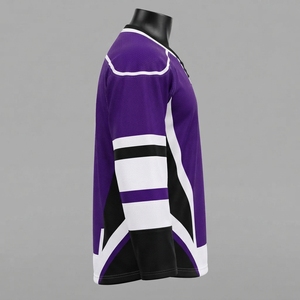 Maillot de hockey sur glace décontracté, fabriqué avec des matériaux de qualité et une coupe confortable, offrant une construction durable et des coutures soignées. - Product Image 3