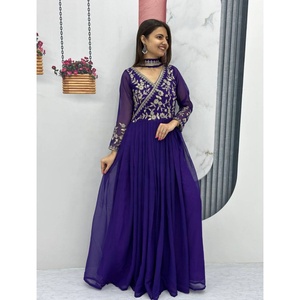 Collections de salwar kameez prêts-à-porter de créateurs haut de gamme, vêtements indiens et pakistanais à motifs floraux brodés, vêtements pour adultes dessinés à la main - Product Image 1