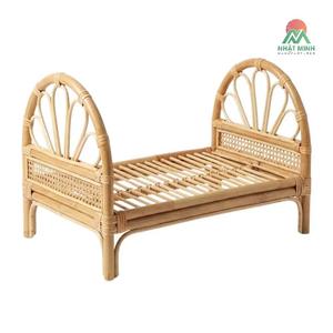 Lit de poupée en rotin de style tropical Nhat Minh – un adorable jouet de jeu d'imitation et un lit de poupée pour petites filles. - Product Image 2