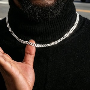 Collar de eslabones cubanos con diamantes de moissanita en oferta, con excelente engaste de piedras y brillo duradero, disponible al mejor precio - Product Image 3
