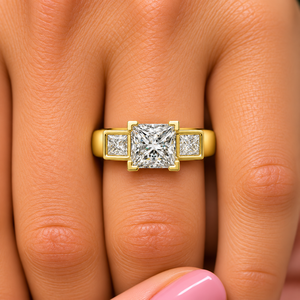 Bague solitaire à trois pierres en or 14K/18K avec diamant de laboratoire taille princesse 2,15 carats certifié IGI DEF VVS plaqué rhodium, style classique - Product Image 2