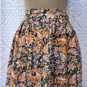 Jupe longue en coton pour femme, imprimé floral Paisley, taille élastiquée smockée, boutons sur le devant, ourlet à volants, vert forêt et orange - Product Image 3