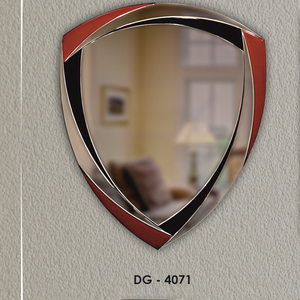 Miroir design contemporain, forme distinctive inspirée d'un bouclier, ce qui le rend un point focal saisissant pour tout intérieur moderne. - Product Image 4