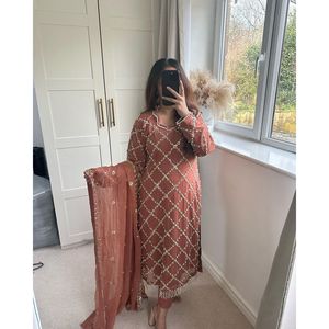 Nouveau lancement ensemble de costume de créateur pour femmes Long Kurta avec pantalon et Work-UC409 à la main Dupptta - Product Image 1