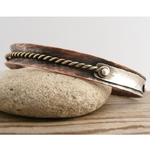 Brazalete Moderno Texturizado – Brazalete Bohemio de Metal Mixto con Detalle Trenzado, Estilo Industrial de Moda - Product Image 1