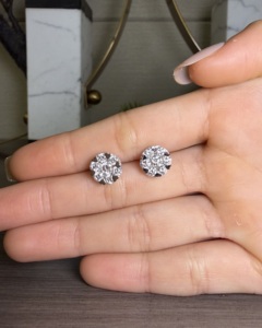 Boucles d'oreilles clous en or 10K avec diamants de laboratoire taille brillant ronde en grappe, monture cœur, bijoux de luxe, fournisseur en gros - Product Image 6